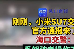 在中国香港比赛中场休息时面对球迷高呼“messi”，梅西招手回应